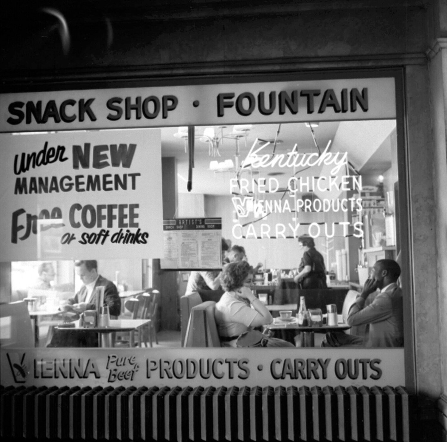 VM1962W01027 - Chicago, 1962, Snack Shop & Diner Vivian Maier Fotografie zu verkaufen