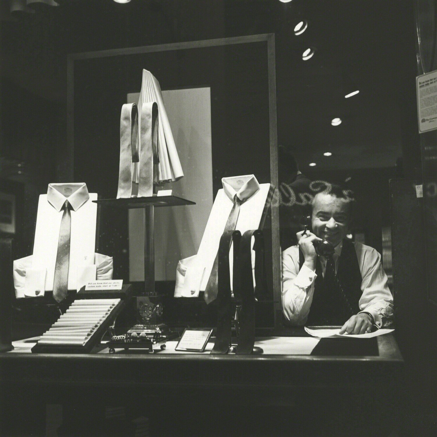 0131518 - Untitled, n.d., Store Window, 12" X 12" Vivian Maier Fotografie zu verkaufen