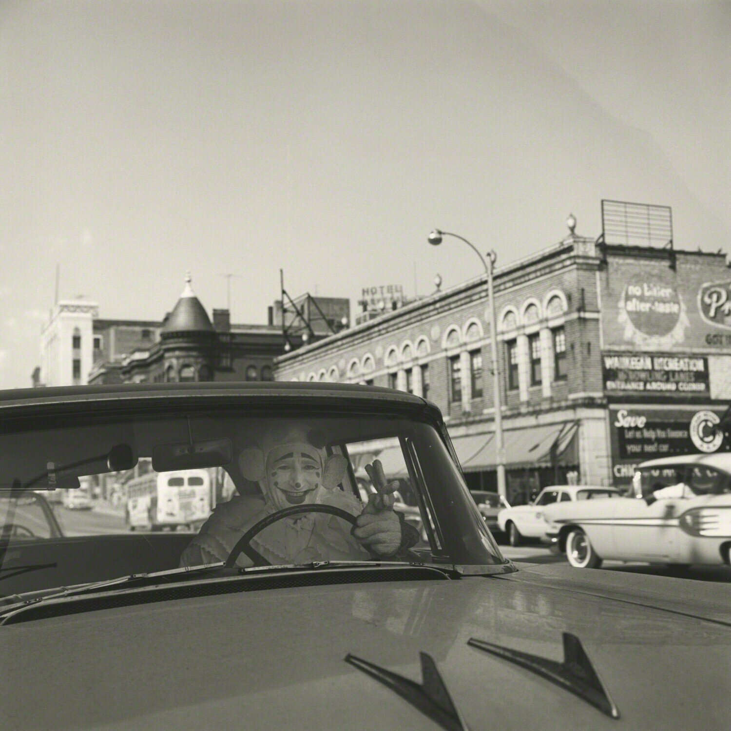131540 - Unititled 1962, Clown in Car Vivian Maier Fotografie zu verkaufen