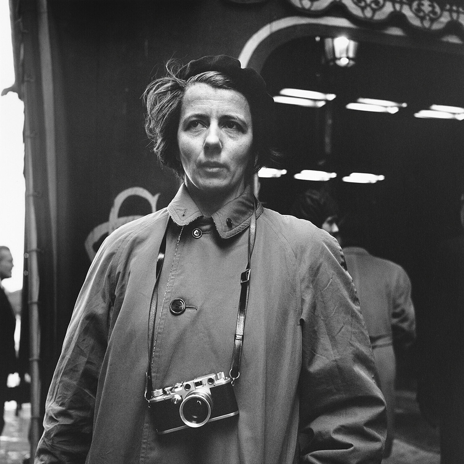 0131512 - Chicago, n.d., Self-Portrait Coat and Camera Vivian Maier Fotografie zu verkaufen