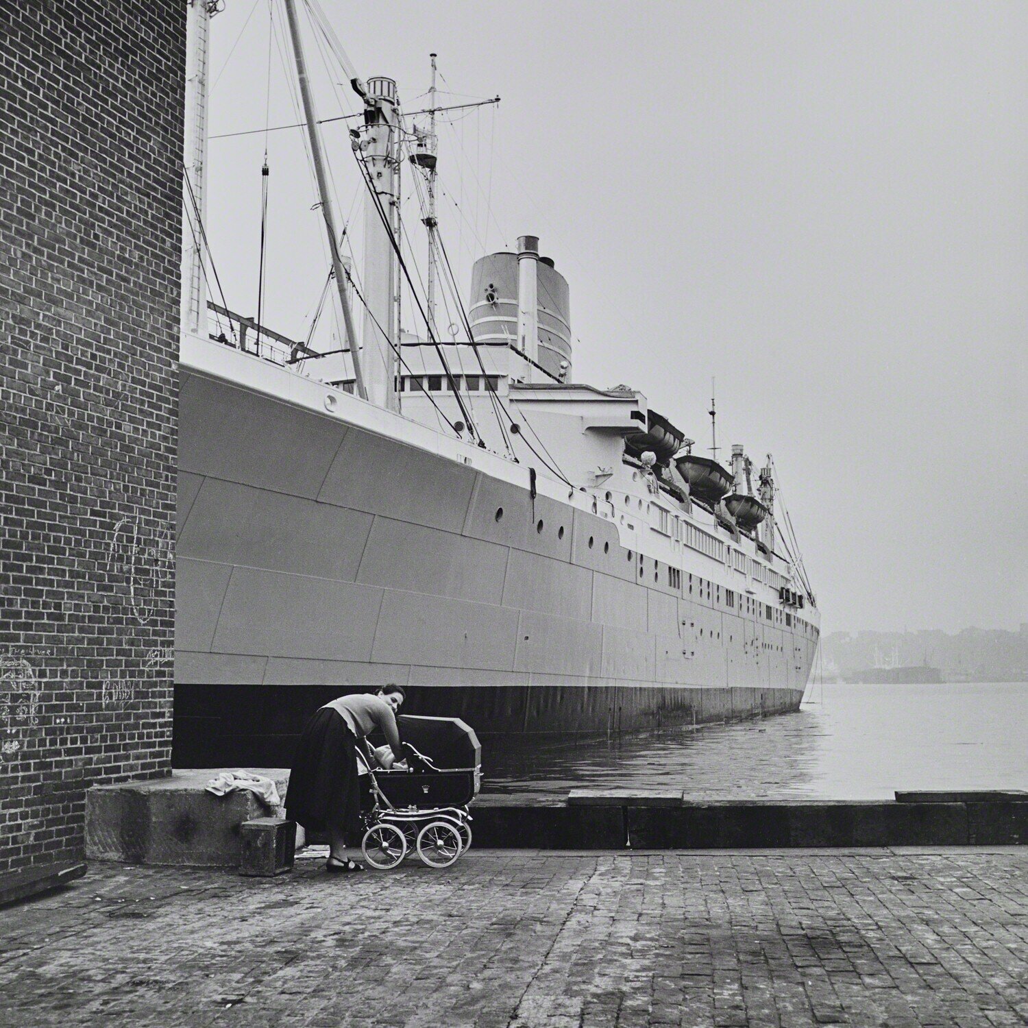 VM1956W03023  - 1956, Woman with Stroller and Ship Vivian Maier Fotografie zu verkaufen