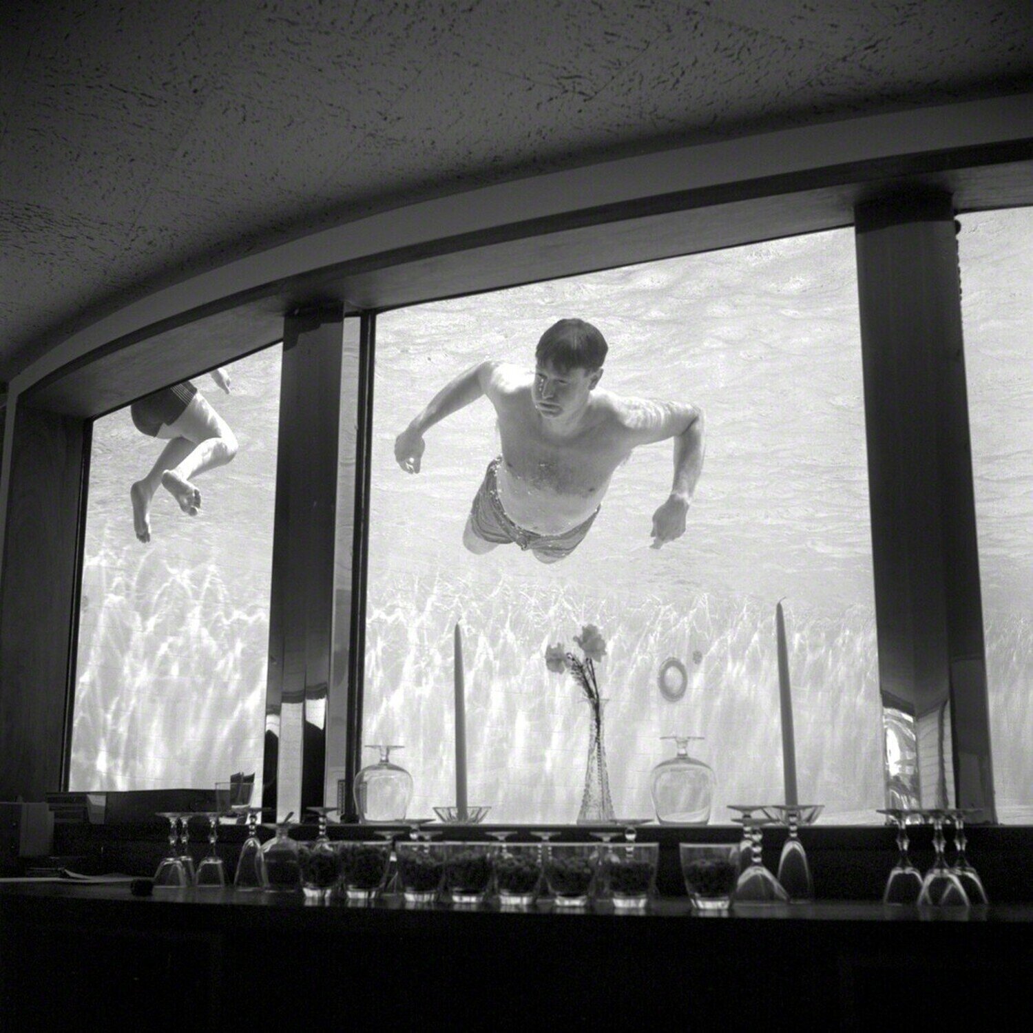 0118353, Man in Bar Swimming Vivian Maier Fotografie zu verkaufen