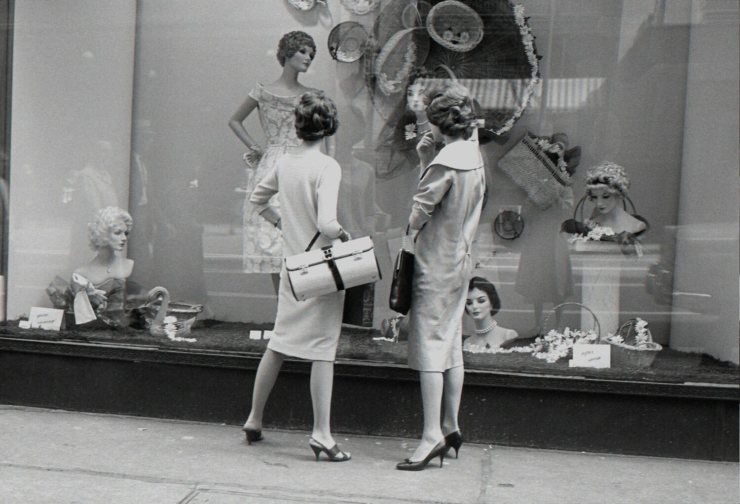 w06332-33 –1956, Women window shopping Vivian Maier Fotografie zu verkaufen