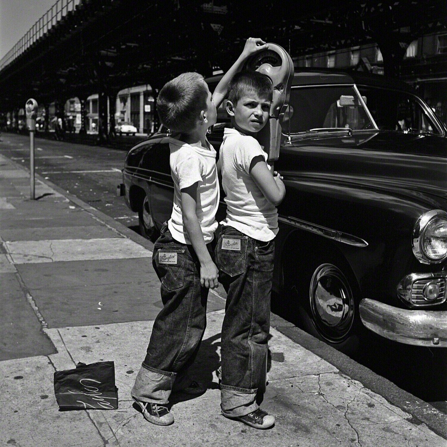 w0048-02 , 1954, 2 Matching Boy Vivian Maier Fotografie zu verkaufen