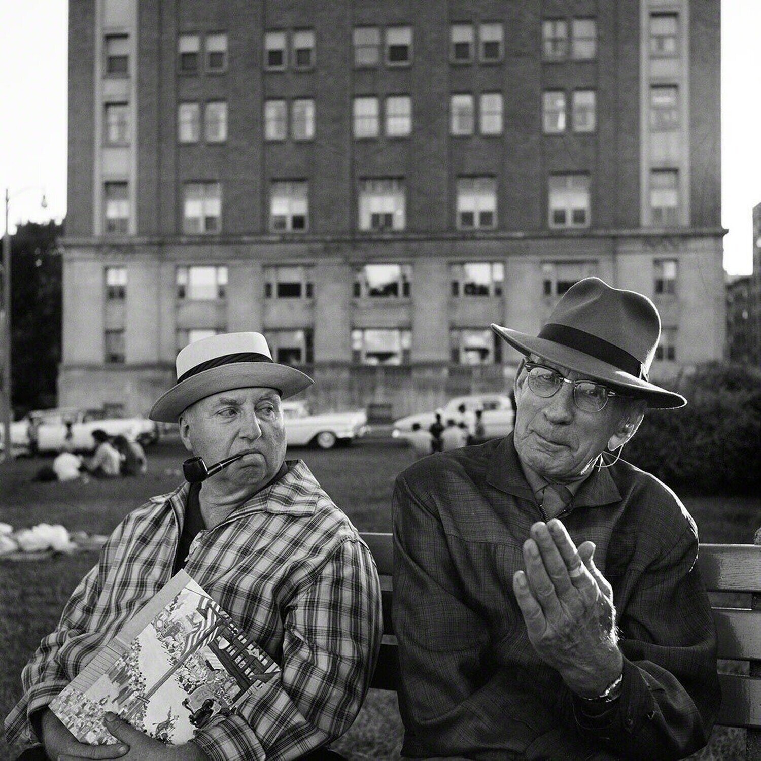 0119363, Two Old Guys on a Bench Vivian Maier Fotografie zu verkaufen