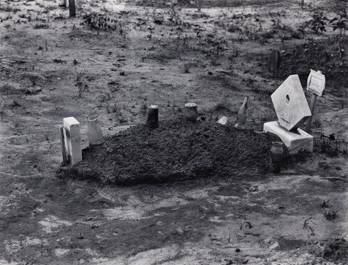 Child's Grave with Bottles and Jars on Plot, Hale County, Alabama. di Walker Evans, Fotografia in vendita su Singulart