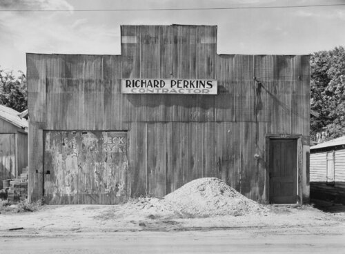 Tin False Front Building, Moundville, Alabama, 1936, From the Full Walker Evans: Selected Photographs Portfolio di Walker Evans, Fotografia in vendita su Singulart