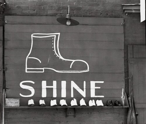 Shoeshine Sign in Southern Town, 1936, From the Full Walker Evans: Selected Photographs Portfolio, di Walker Evans, Fotografia in vendita su Singulart