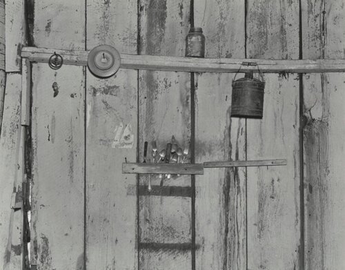 Kitchen Wall, Alabama Farmstead, 1936, From the Full Walker Evans: Selected Photographs Portfolio di Walker Evans, Fotografia in vendita su Singulart