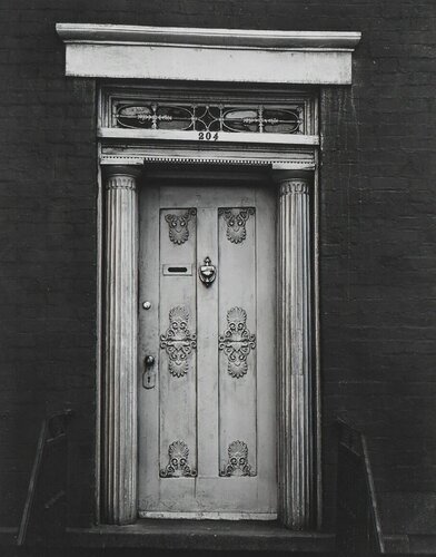 Doorway, 204 West 13th Street, New York City, around 1931, From the Full Walker Evans: Selected Photographs Portfolio di Walker Evans, Fotografia in vendita su Singulart