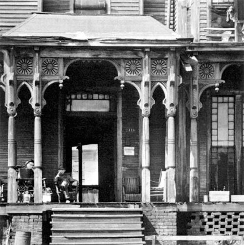 Boarding House Porch, Birmingham, Alabama di Walker Evans, Fotografia in vendita su Singulart