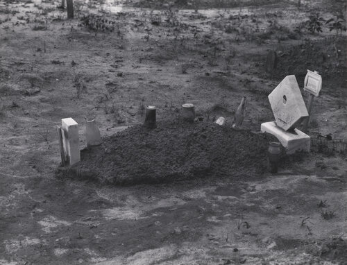 Child's Grave, Alabama di Walker Evans, Fotografia in vendita su Singulart