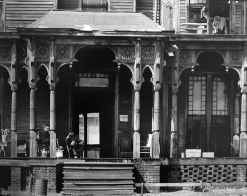 Boarding House Porch, Birmingham, Alabama di Walker Evans, Fotografia in vendita su Singulart