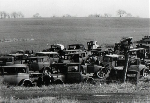 Joe’s Auto Grave, Near Bethlehem, Pa di Walker Evans, Fotografia in vendita su Singulart