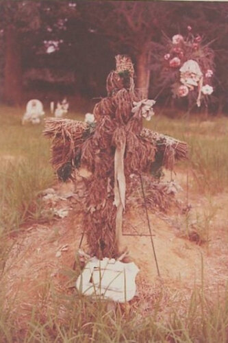 Untitled (Grave Marker in Form of a Dried, Brown Cross) van William Eggleston, Fotografie te koop op Singulart