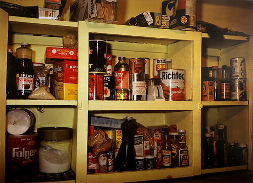 Untitled from Portfolio 10.D.70.V1 (food on shelves) van William Eggleston, Fotografie te koop op Singulart