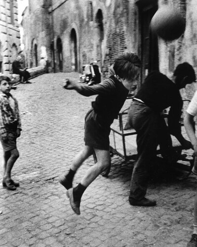 Street Football von William Klein, Fotografie kaufen auf Singulart