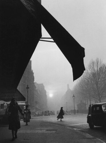 Carrefour, Sèvres-Babylone, Paris di Willy Ronis, Fotografia in vendita su Singulart