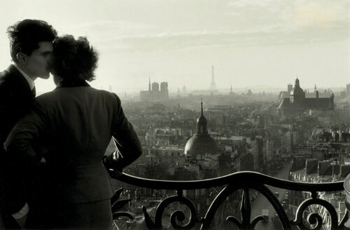 Les Amoureux de la Bastille (Lovers at the Bastille) di Willy Ronis, Fotografia in vendita su Singulart