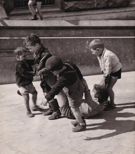Petits Napolitains di Willy Ronis, Fotografia in vendita su Singulart