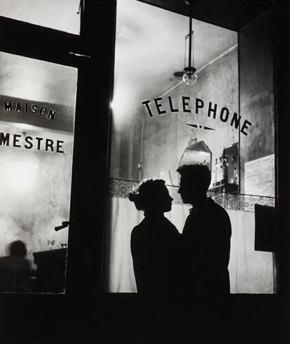 MÉNILMONTANT [DEVANT CHEZ MESTRE] di Willy Ronis, Fotografia in vendita su Singulart