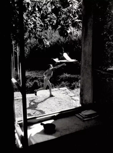 Vincent aéromodéliste, Gordes di Willy Ronis, Fotografia in vendita su Singulart