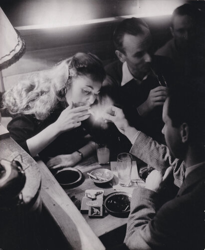 Boîte de Nuit à Megève, France di Willy Ronis, Fotografia in vendita su Singulart
