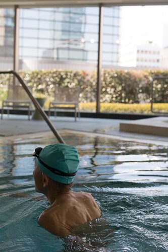 Tokyo swimmer van Wolfgang Tillmans, Schilderij te koop op Singulart