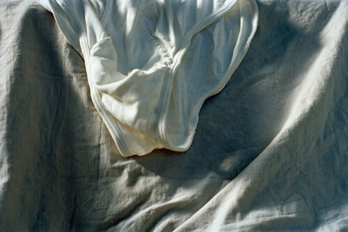 Faltenwurf (grey) van Wolfgang Tillmans, Fotografie te koop op Singulart