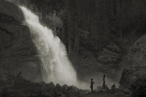 Im Wald, Am Wasserfall par Erwin Olaf, Photographie en vente sur Singulart