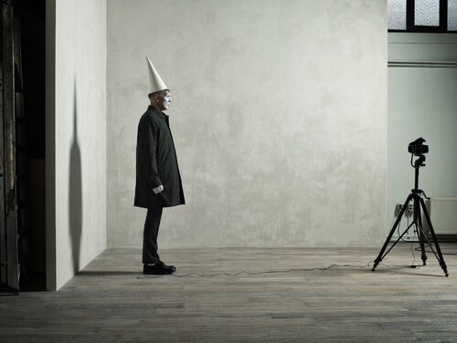 April Fool 11.00AM van Erwin Olaf, Fotografie te koop op Singulart