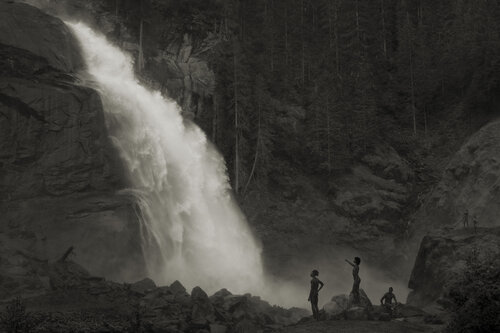 Im Wald Am Wasserfall 2020 van Erwin Olaf, Fotografie te koop op Singulart