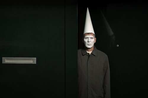 April Fool 09.30 am van Erwin Olaf, Fotografie te koop op Singulart