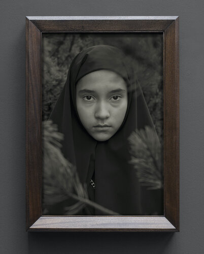 Im Wald, Portrait I van Erwin Olaf, Fotografie te koop op Singulart