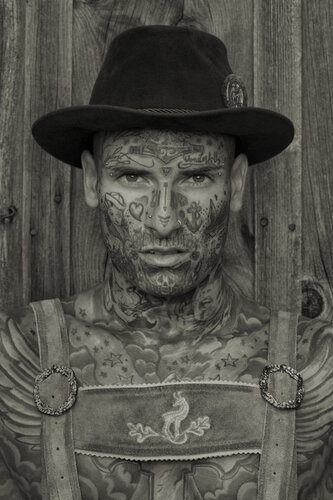 Im Wald Porträt III van Erwin Olaf, Fotografie te koop op Singulart