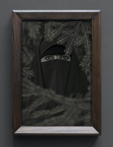 Im Wald, Portrait II B van Erwin Olaf, Fotografie te koop op Singulart