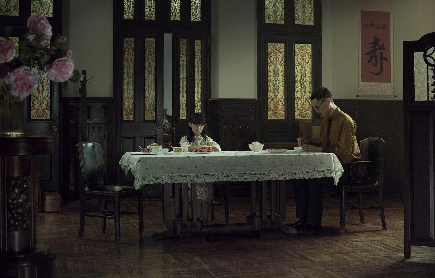 Shanghai Fu 1088 The family dinner Erwin Olaf Fotografie zu verkaufen