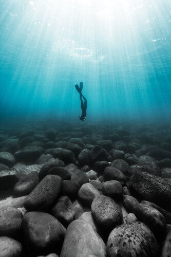 Freedive over rolling stones di Enric Gener, Fotografia in vendita su Singulart