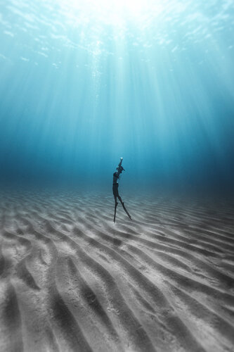Dancing over sand di Enric Gener, Fotografia in vendita su Singulart
