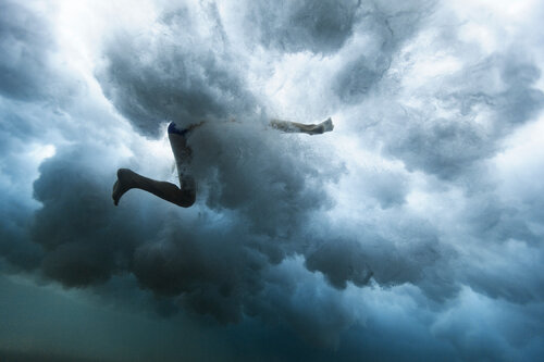 Surf under the waves von Enric Gener, Fotografie kaufen auf Singulart