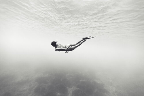 Freediving over sand di Enric Gener, Fotografia in vendita su Singulart
