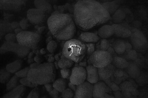Freediving surrounded by fish di Enric Gener, Fotografia in vendita su Singulart