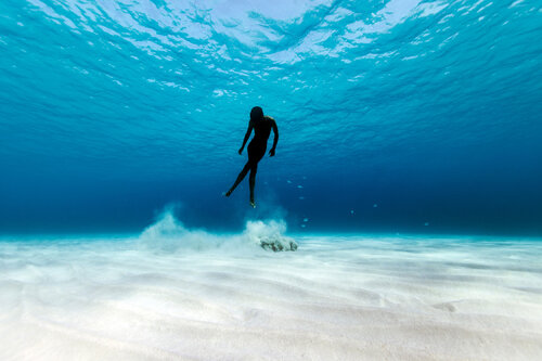 Freediving over sand di Enric Gener, Fotografia in vendita su Singulart