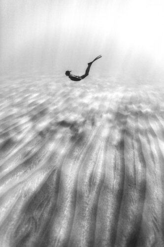 Freedive at the anchor von Enric Gener, Fotografie kaufen auf Singulart