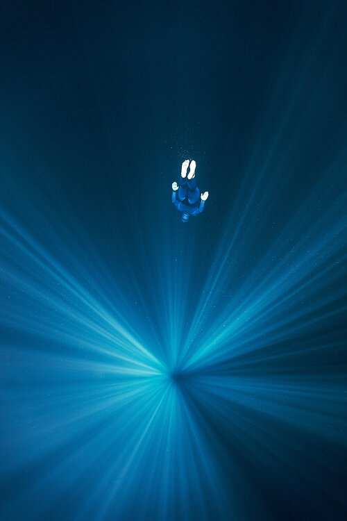 Freedive through sun rays Enric Gener