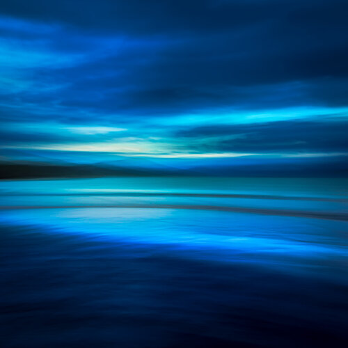 Infinitely Blue by Lynne Douglas, 사진 for Sale on Singulart