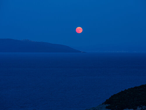 Red Moon, Silent Sea van Ares Yannakopoulos, Fotografie te koop op Singulart