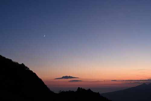 Moon Over Suruga Bay de Anatoliy Anshin, Fotografía a la venta en Singulart