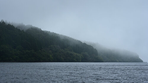 Lake Ashinoko Meets the Cloud de Anatoliy Anshin, Fotografía a la venta en Singulart