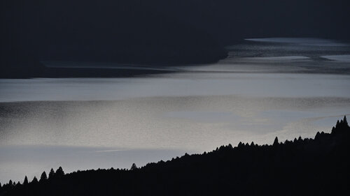 Lake Ashinoko at Dusk par Anatoliy Anshin, Photographie en vente sur Singulart